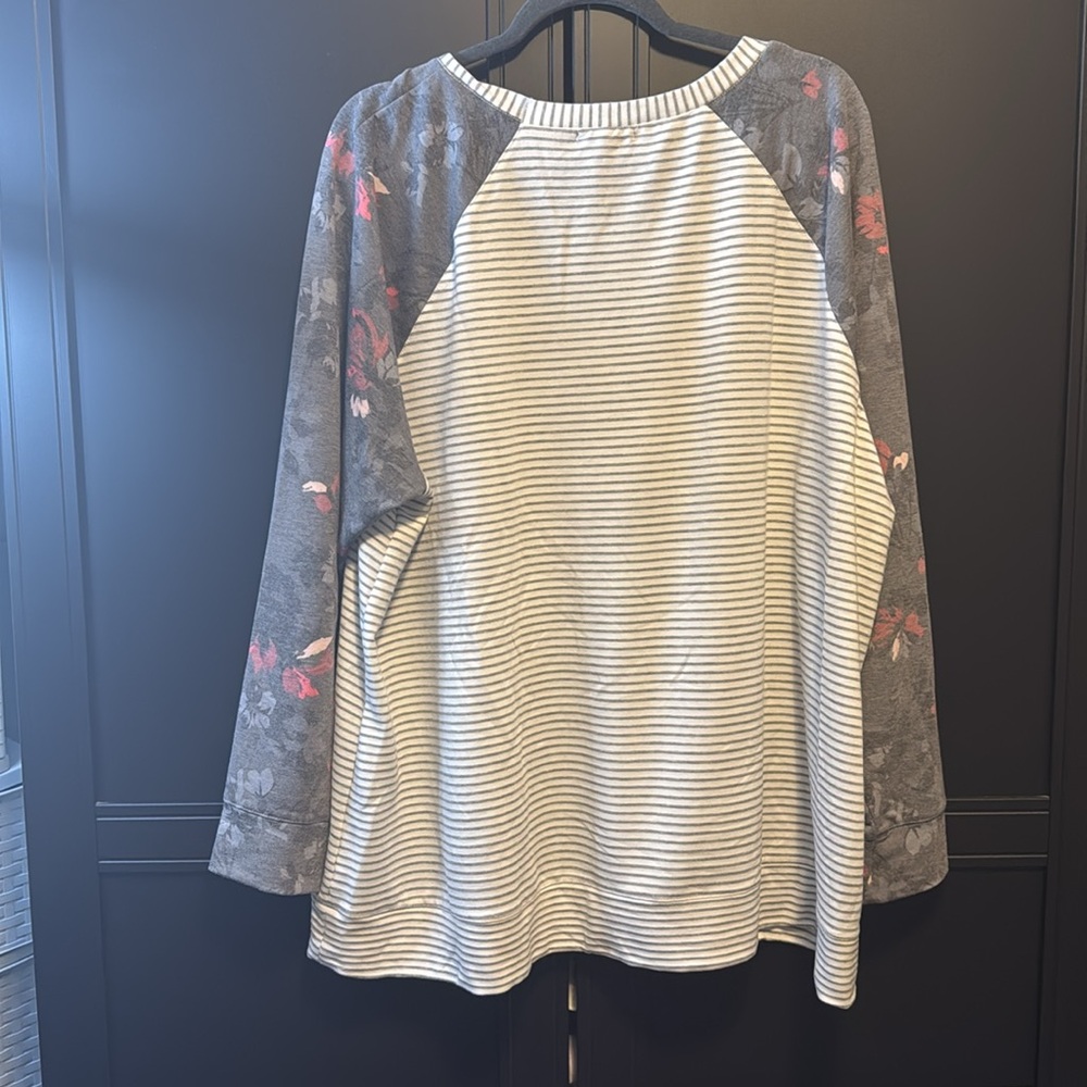 Lane Bryant Raglan Top – Size 26/28 - Picture 3 of 4